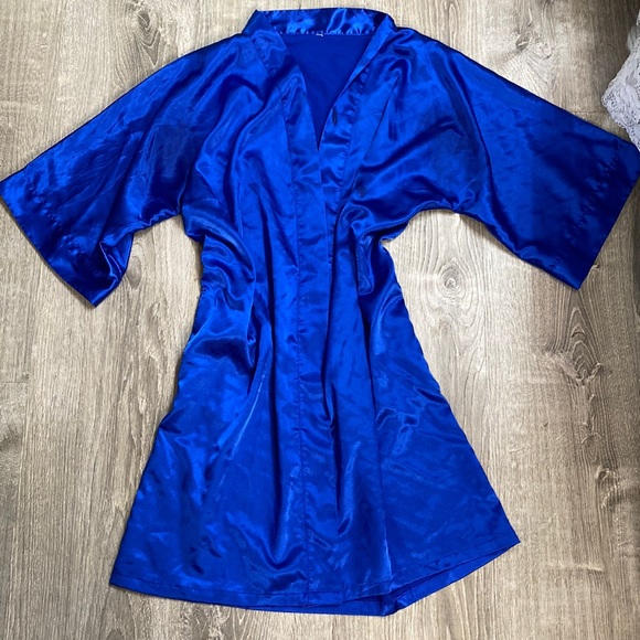 Tops - Gorgeous satin pocket Kimono